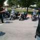 Wanderer che ammira la sfilata dell moto parcheggiate